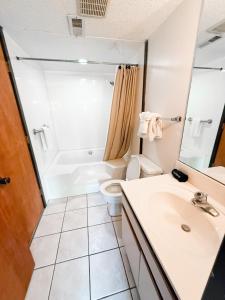ห้องน้ำของ Treehouse Treetop Village106-3bed3bapools-8pp
