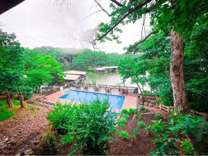 สระว่ายน้ำที่อยู่ใกล้ ๆ หรือใน Treehouse Treetop Village106-3bed3bapools-8pp