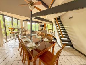 พื้นที่นั่งเล่นของ Treehouse Treetop Village106-3bed3bapools-8pp