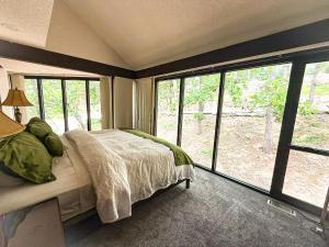 เตียงในห้องที่ Treehouse Treetop Village106-3bed3bapools-8pp