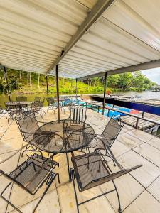 สระว่ายน้ำที่อยู่ใกล้ ๆ หรือใน Treehouse Treetop Village106-3bed3bapools-8pp