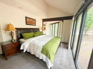 เตียงในห้องที่ Treehouse Treetop Village106-3bed3bapools-8pp