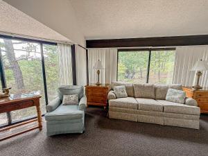 พื้นที่นั่งเล่นของ Treehouse Treetop Village106-3bed3bapools-8pp