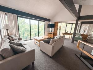 พื้นที่นั่งเล่นของ Treehouse Treetop Village106-3bed3bapools-8pp