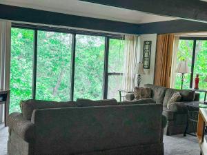 พื้นที่นั่งเล่นของ Treehouse Treetop Village106-3bed3bapools-8pp