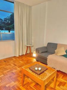 a living room with a couch and a coffee table at Apartamento completo 3min do Friburgo Shopping in Nova Friburgo