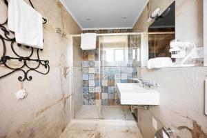 un bagno con lavandino e specchio di Boutique Guesthouse Sveti Petar, on the beach, heated pool & boat berth - ADULT ONLY a Nečujam Altre 37 foto