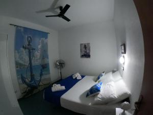 a bedroom with a bed with a ceiling fan at Vento a poppa in Porto Palo
