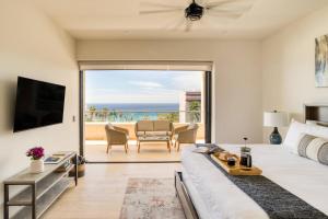 sala de estar con sofá grande y vistas al océano en 3 priv apt gpo 16 px vista mar, en Nacionalista