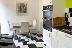 Η κουζίνα ή μικρή κουζίνα στο 3-Bedroom House in Warrington with Free Parking Ideal for Contractors and Family Stays