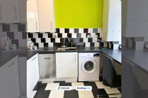 Η κουζίνα ή μικρή κουζίνα στο 3-Bedroom House in Warrington with Free Parking Ideal for Contractors and Family Stays