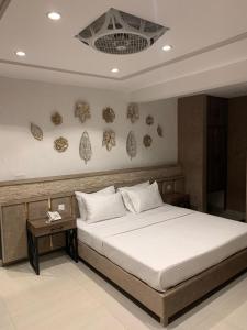 une chambre avec un grand lit et une table dans l'établissement Renaissance Hotels, à Islamabad