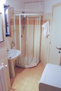 Parte di casa con giardino e piscina في بيتراسانتا: حمام مزود بدش ومغسلة