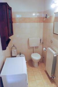 Parte di casa con giardino e piscina في بيتراسانتا: حمام صغير مع مرحاض وراديتور +27 صورة