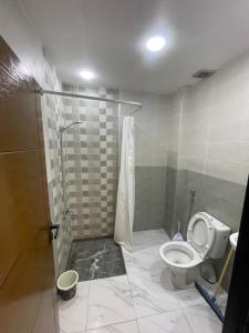 une salle de bain avec douche et toilettes dans l'établissement Apartment Ziad, à Fnideq