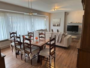 Posezení v ubytování Modern 2-bedroom apartment within walking distance of the city centre and the beach T209