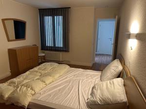 Postel nebo postele na pokoji v ubytování Modern 2-bedroom apartment within walking distance of the city centre and the beach T209