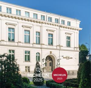 biały budynek z napisem przed nim w obiekcie Hotel Altus Palace - Destigo Hotels we Wrocławiu