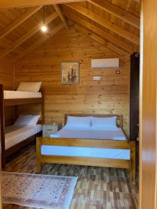Postel nebo postele na pokoji v ubytování Shija e Natyres