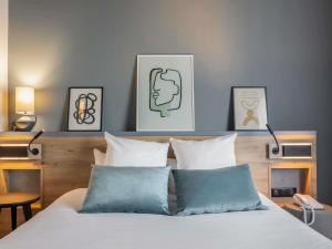 Postel nebo postele na pokoji v ubytování Mercure Lyon Est Villefontaine