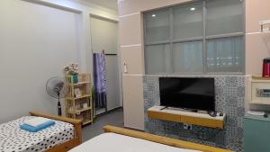 TV a/nebo společenská místnost v ubytování Long Hostel