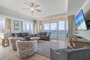 ガルフ・ショアーズにあるPhoenix Gulf Shores 1004のソファと薄型テレビのあるリビングルーム