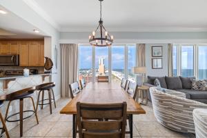 ガルフ・ショアーズにあるPhoenix Gulf Shores 1004のキッチン、リビングルーム(大きなダイニングルームテーブル付)