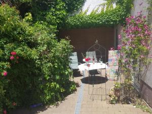 a patio with a table and some plants and flowers at Am Weinberg in Bernkastel-Kues