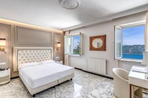 een slaapkamer met een bed, een bureau en ramen bij Hotel Castel Vecchio in Castel Gandolfo +95 foto's