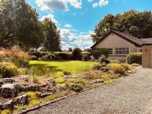 a garden in front of a house at Oaken Fields, Waddington, Clitheroe in Waddington