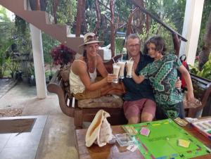 un groupe de personnes assises autour d'une table avec des boissons dans l'établissement Turtle Paradise, à Tangalle 149 autres photos