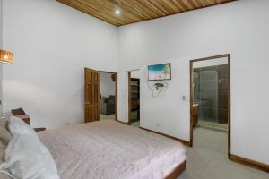 3-BD Home Shared Pool 1 Block from Beach房間的床