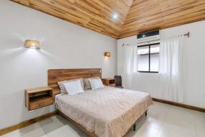 3-BD Home Shared Pool 1 Block from Beach房間的床