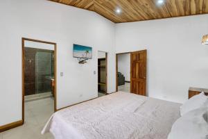3-BD Home Shared Pool 1 Block from Beach房間的床