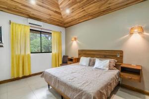 3-BD Home Shared Pool 1 Block from Beach房間的床