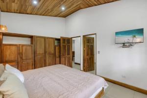 3-BD Home Shared Pool 1 Block from Beach房間的床
