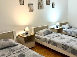 Postel nebo postele na pokoji v ubytování Maribelle Apartments