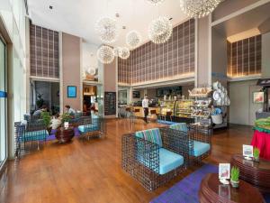 Predel za sedenje v nastanitvi Novotel Yangon Max