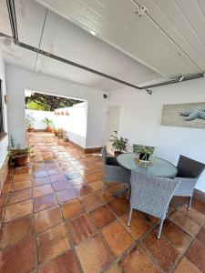 ein Wohnzimmer mit Tisch und Stühlen in der Unterkunft Apartamento Empul Barrosa Beach in Novo Sancti Petri