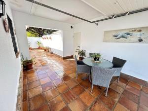 ein Esszimmer mit Tisch und Stühlen in der Unterkunft Apartamento Empul Barrosa Beach in Novo Sancti Petri