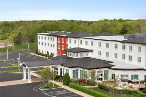 een weergave van een hotel met een parkeerplaats bij Hilton Garden Inn Riverhead in Riverhead