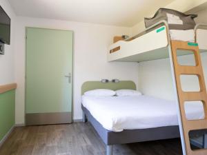 Postel nebo postele na pokoji v ubytování ibis budget Narbonne Sud A9/A61