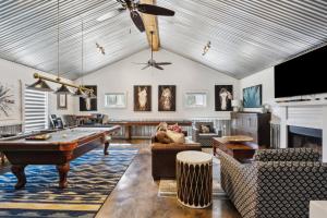 Una sala de estar con mesa de billar y sofás. en Rough Creek Lodge Ranch and Resort, en Glen Rose