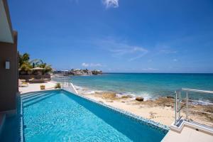 Πισίνα στο ή κοντά στο Villa 4 bedrooms direct beach access, stunning sea view