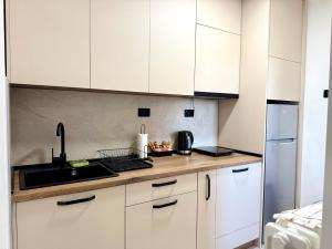 Kuchyň nebo kuchyňský kout v ubytování Maribelle Apartments