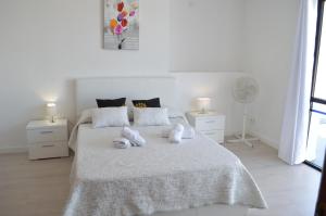 Posteľ alebo postele v izbe v ubytovaní Jacaranda Apartments & Studios