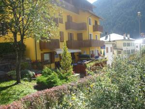 Aed väljaspool majutusasutust Albergo Ristorante Iris