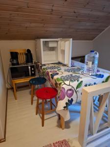 a small room with a bed and a kitchen at Ahopelto in Savonlinna