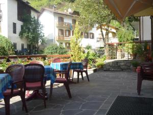 Rõdu või terrass majutusasutuses Albergo Ristorante Iris