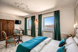 pokój hotelowy z łóżkiem i oknem w obiekcie Hotel Castel Vecchio w mieście Castel Gandolfo